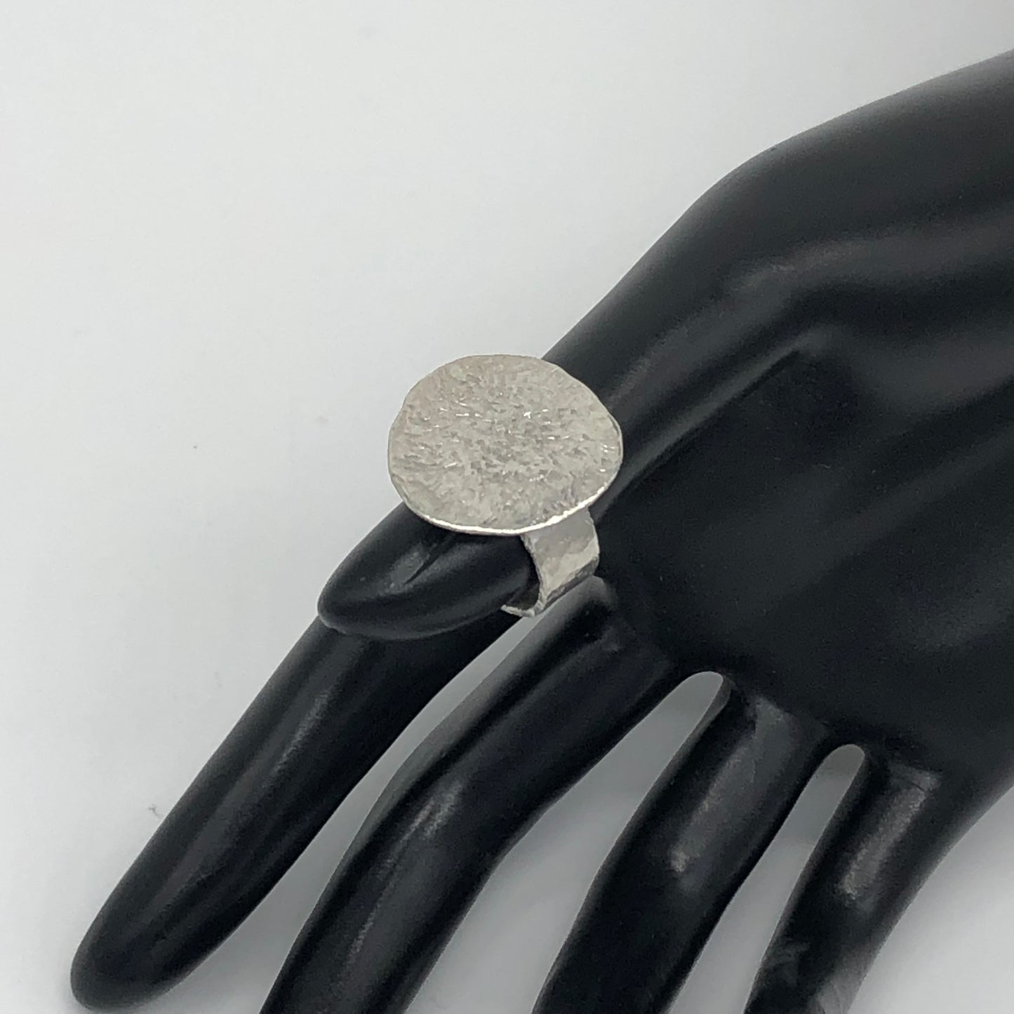 Ring round hamered 2cm maat 54