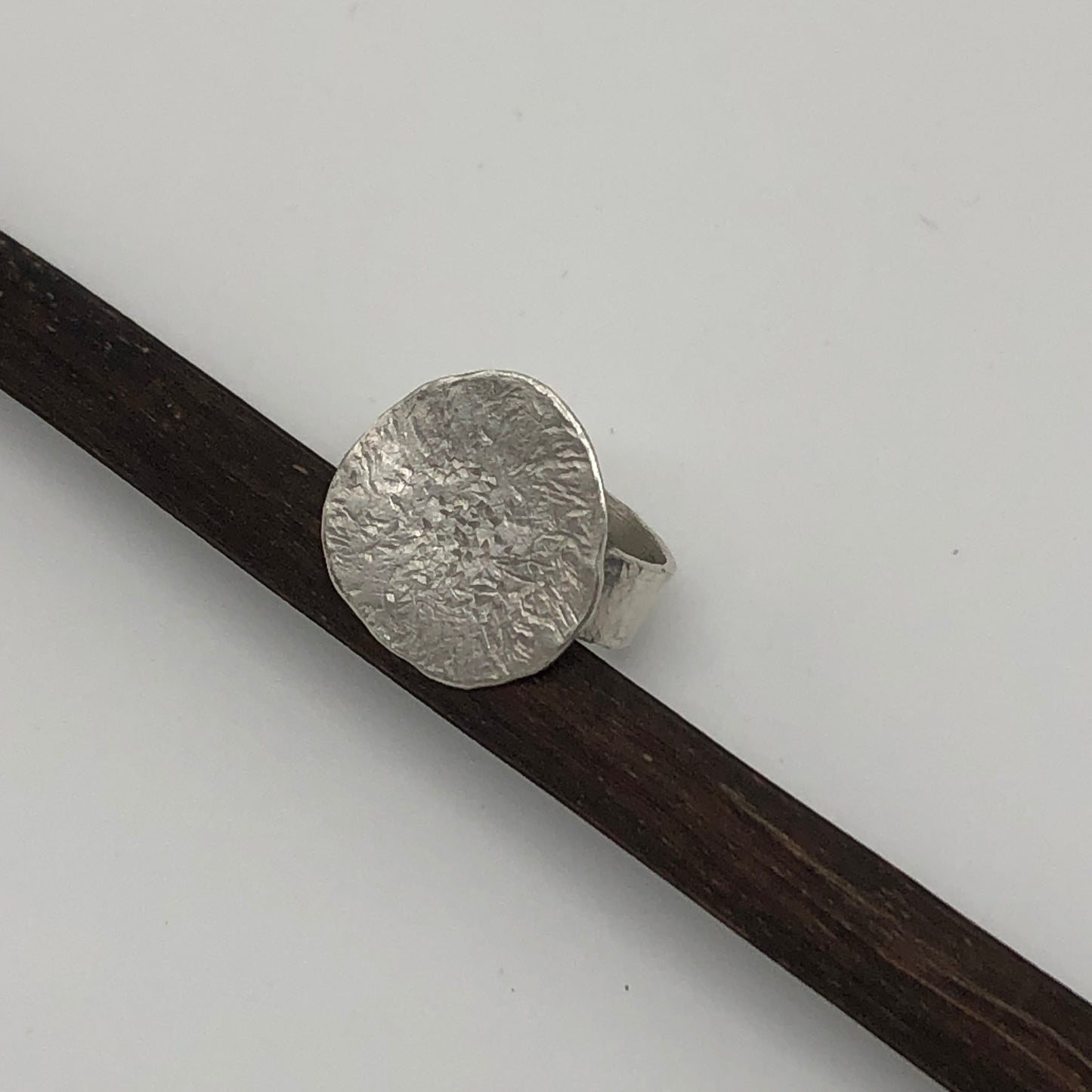 Ring round hamered 2cm maat 54