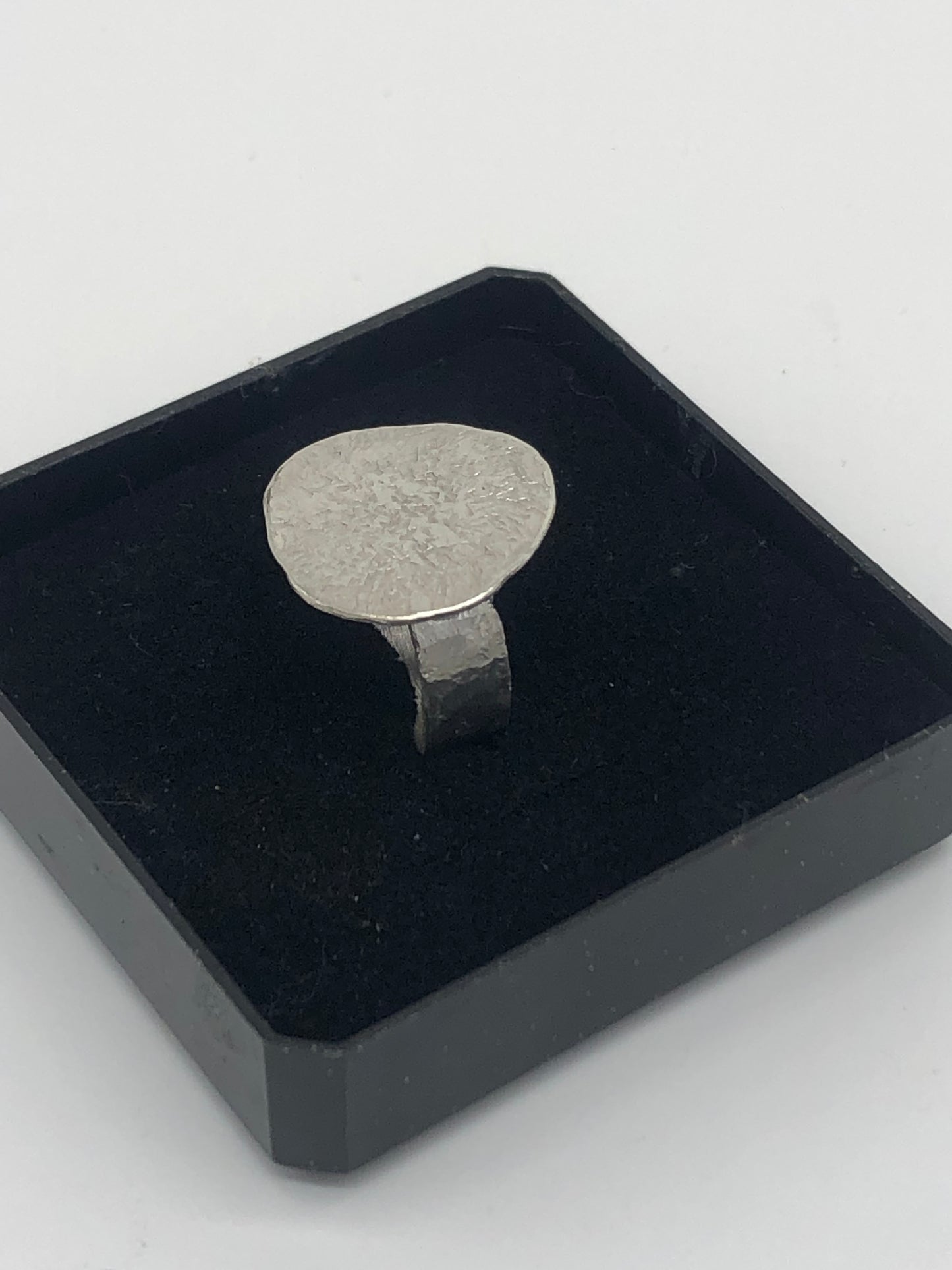 Ring round hamered 2cm maat 54