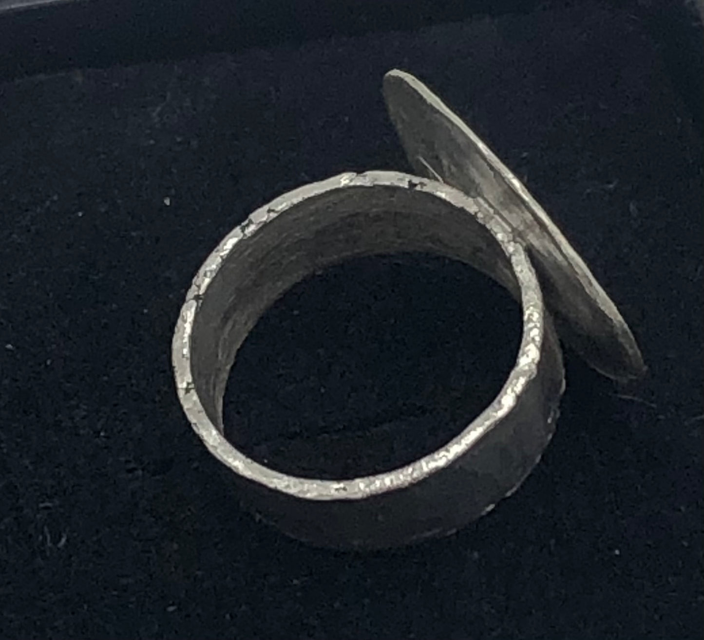 Ring round hamered 2cm maat 54