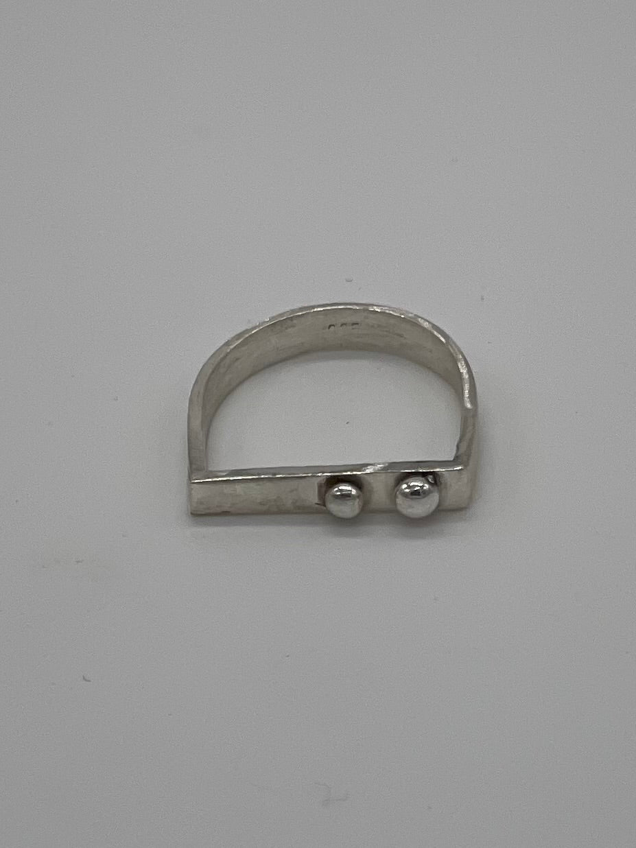 Ring met 2 bolletjes maat 55