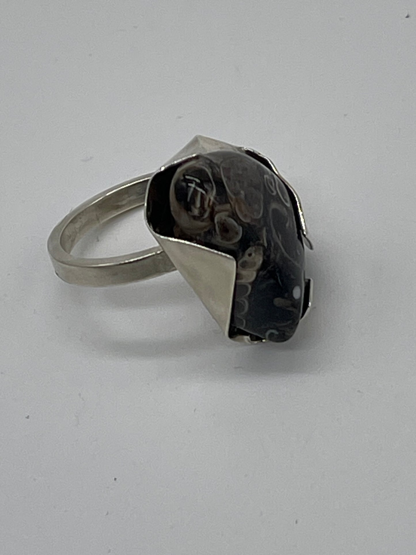 Ring met donkere steen maat 56