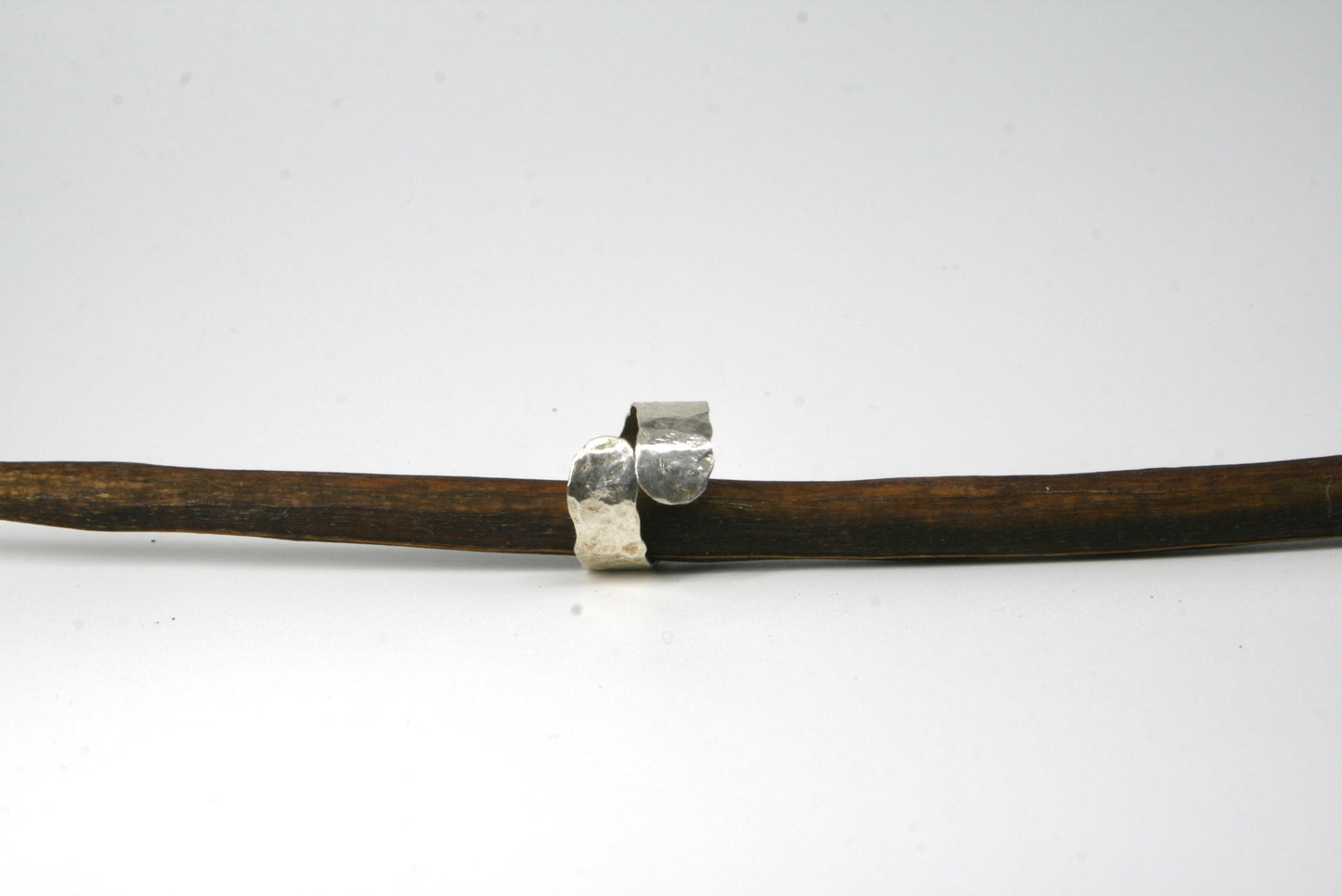 Ring single swirl gehamerd maat 50, 6mm breed