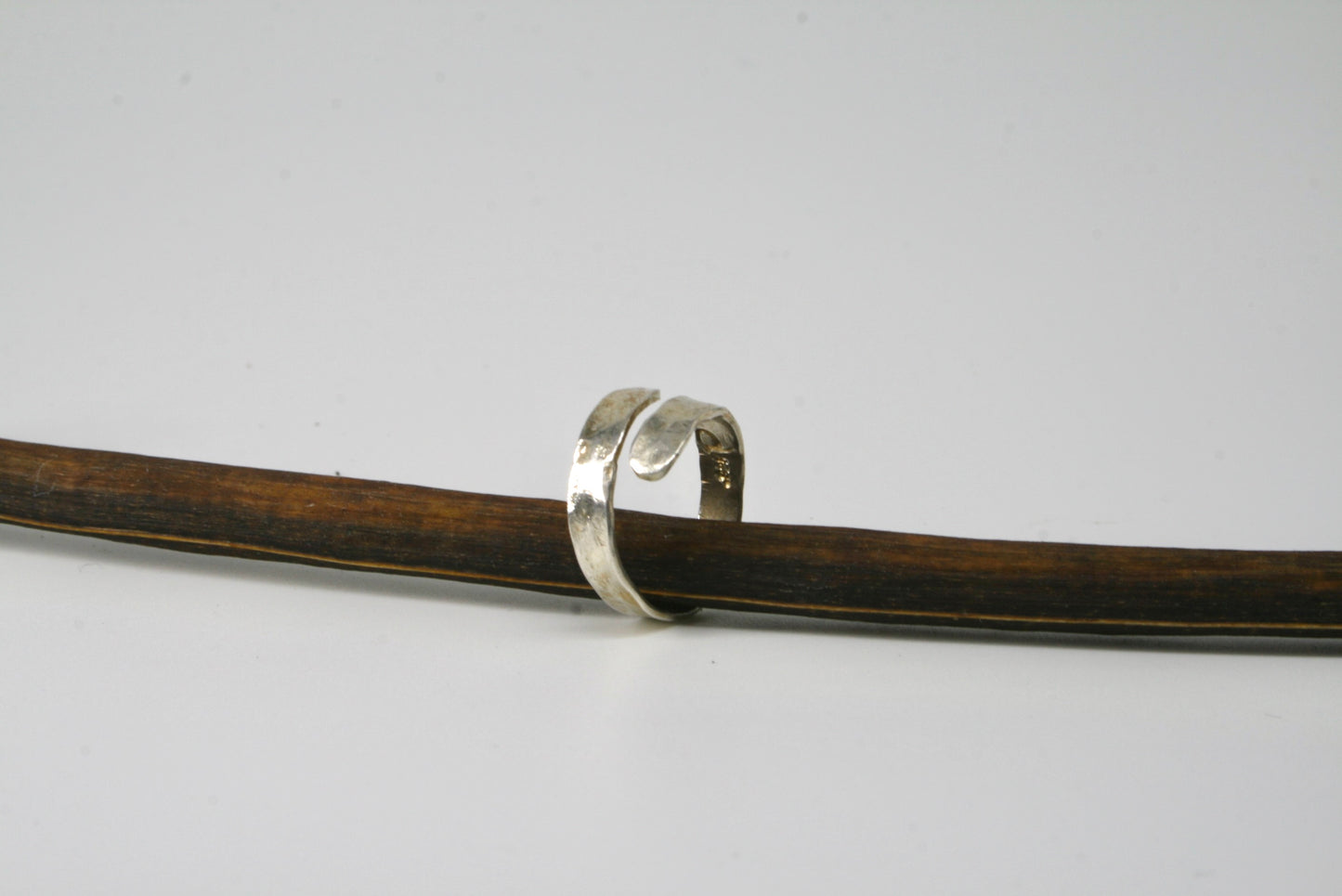 Ring single swirl small maat 53