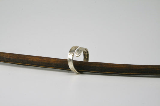 Ring single swirl small maat 53