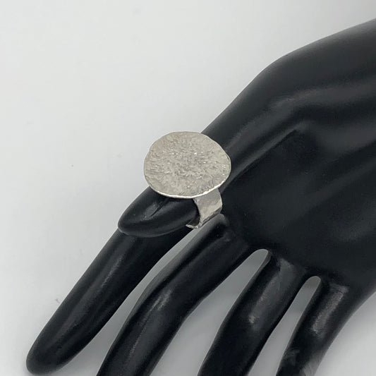 Ring round hamered  2cm  maat 54