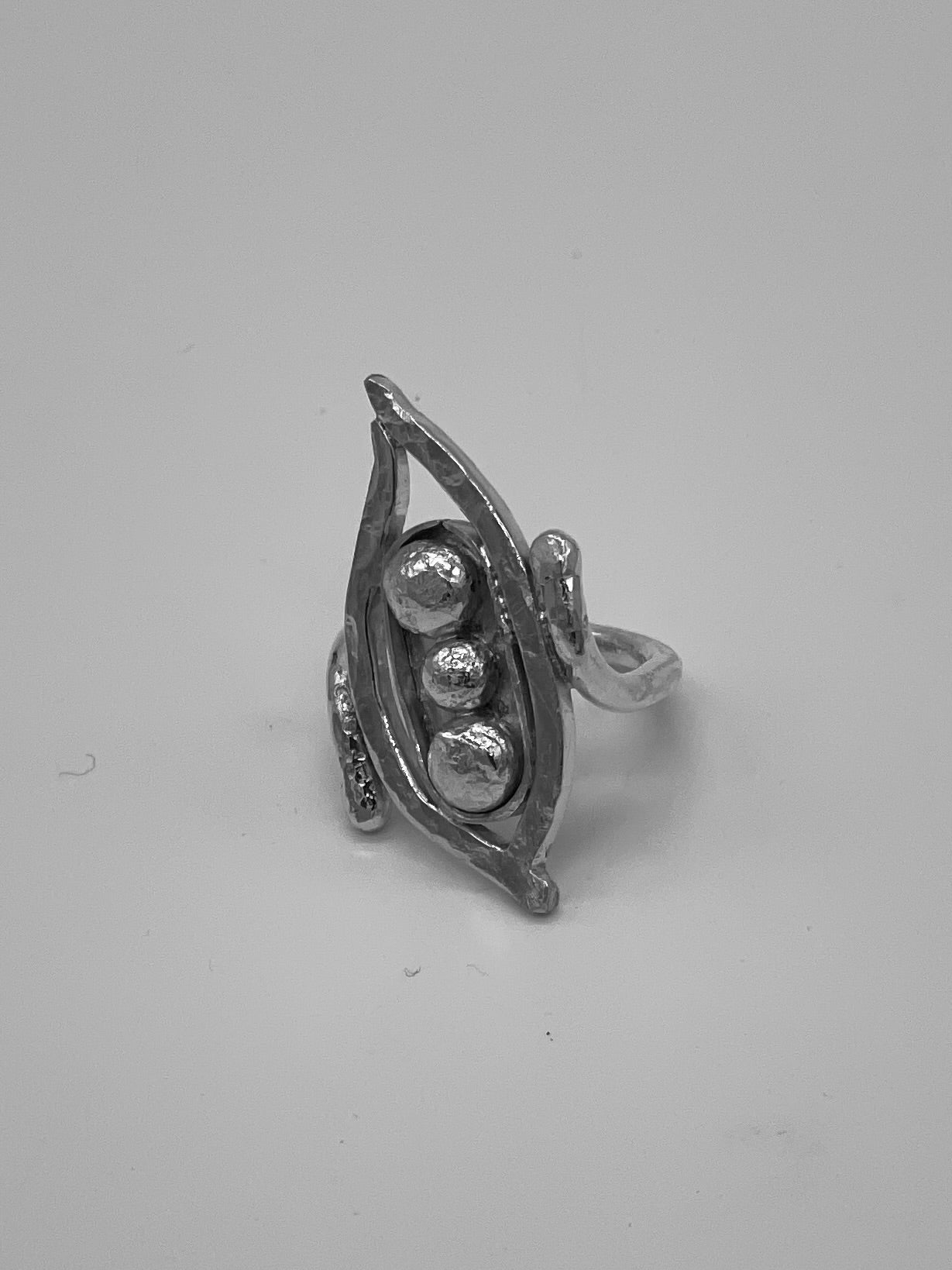 Ring langwerpig met 3 zilveren parels  maat 51