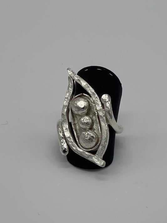 Ring langwerpig met 3 zilveren parels  maat 51