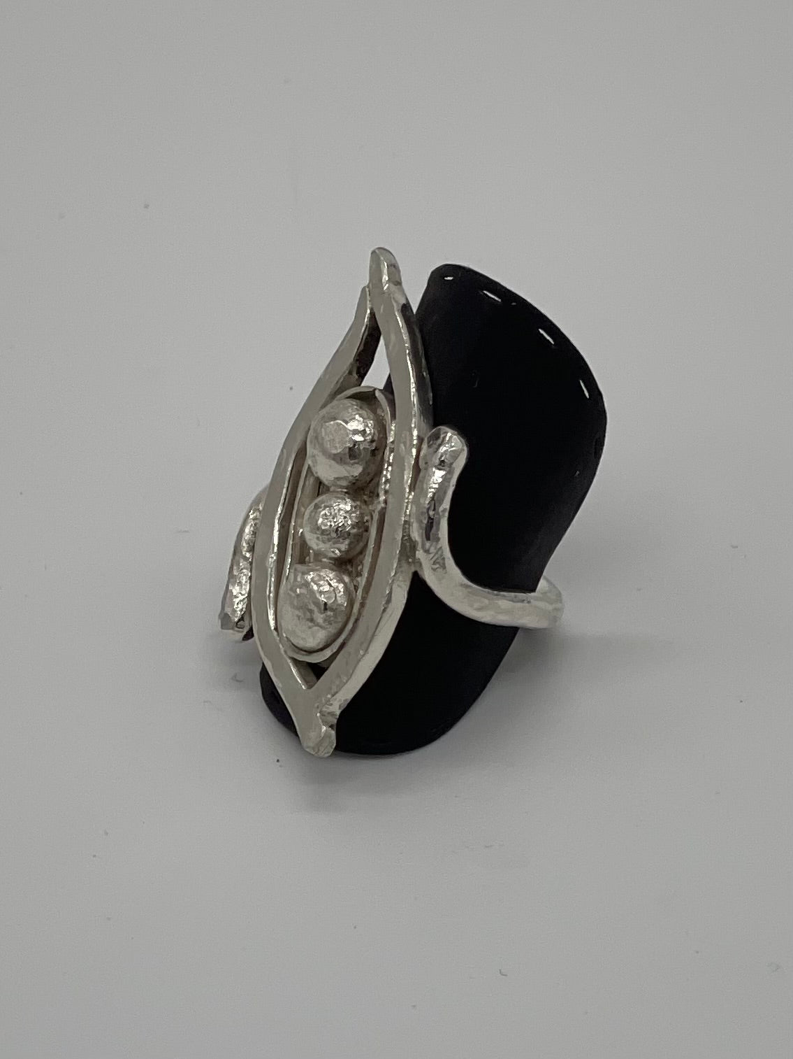 Ring langwerpig met 3 zilveren parels  maat 51