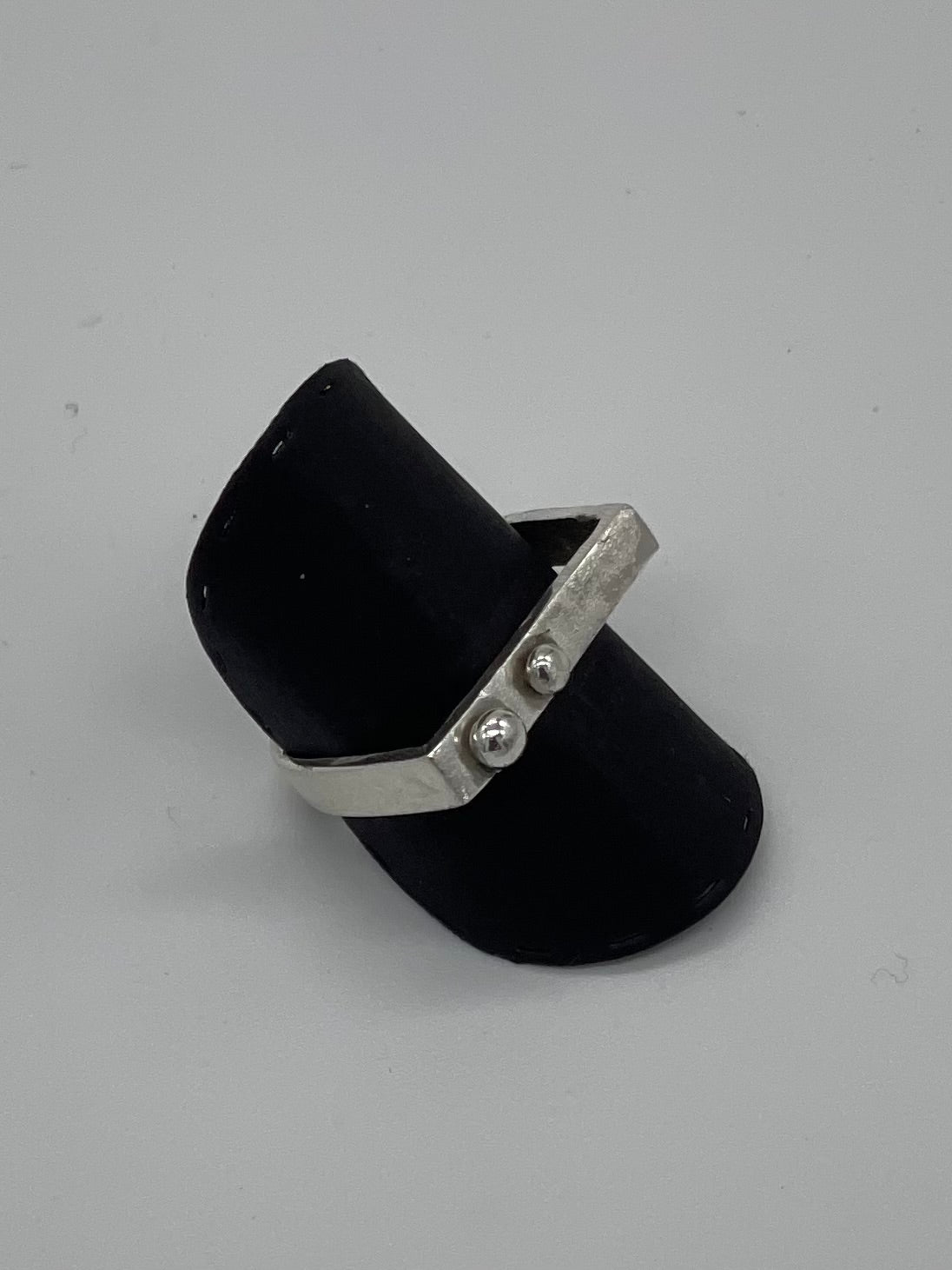 Ring met 2 bolletjes maat 55