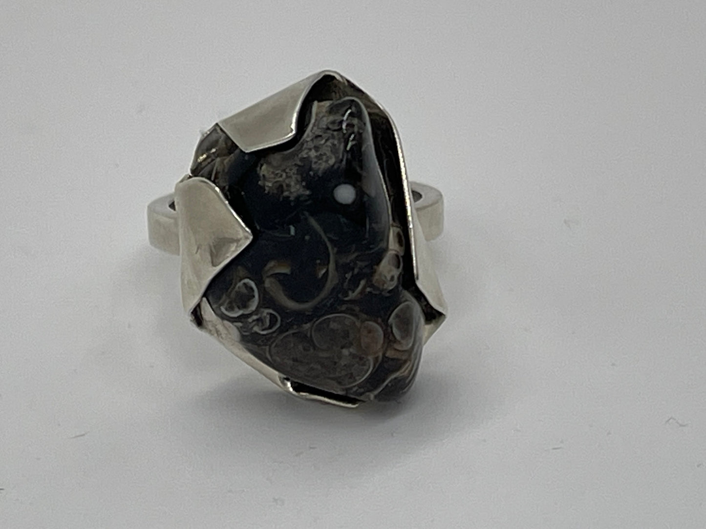 Ring met donkere steen maat 56