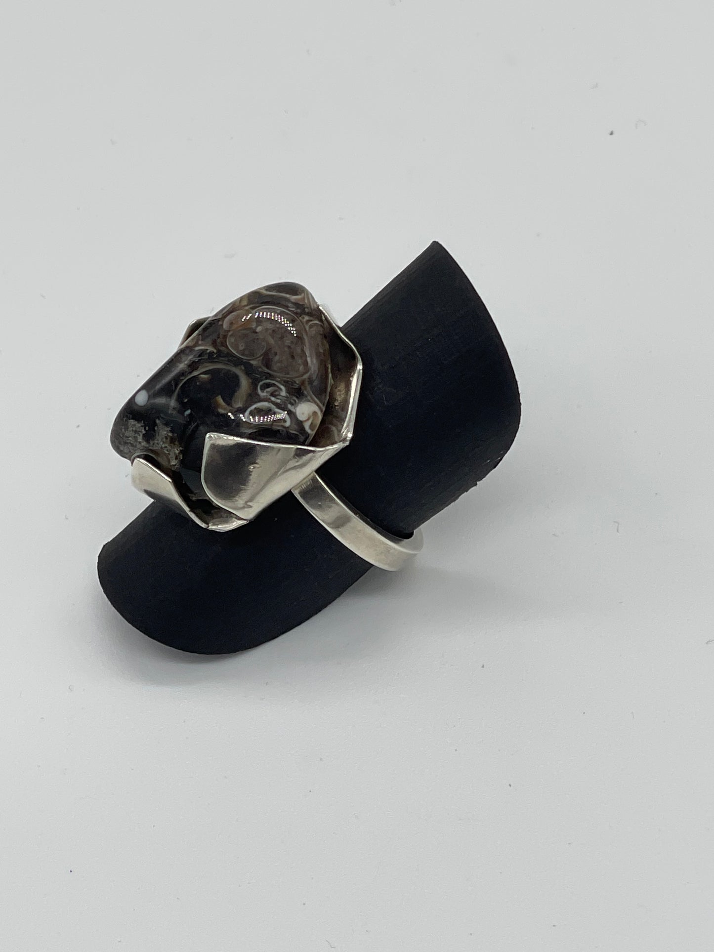 Ring met donkere steen maat 56