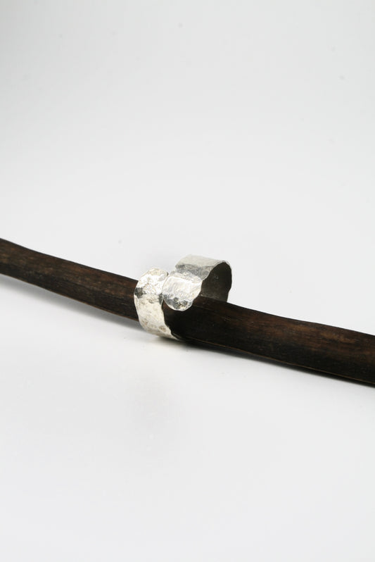 Ring single swirl gehamerd maat 50, 6mm breed