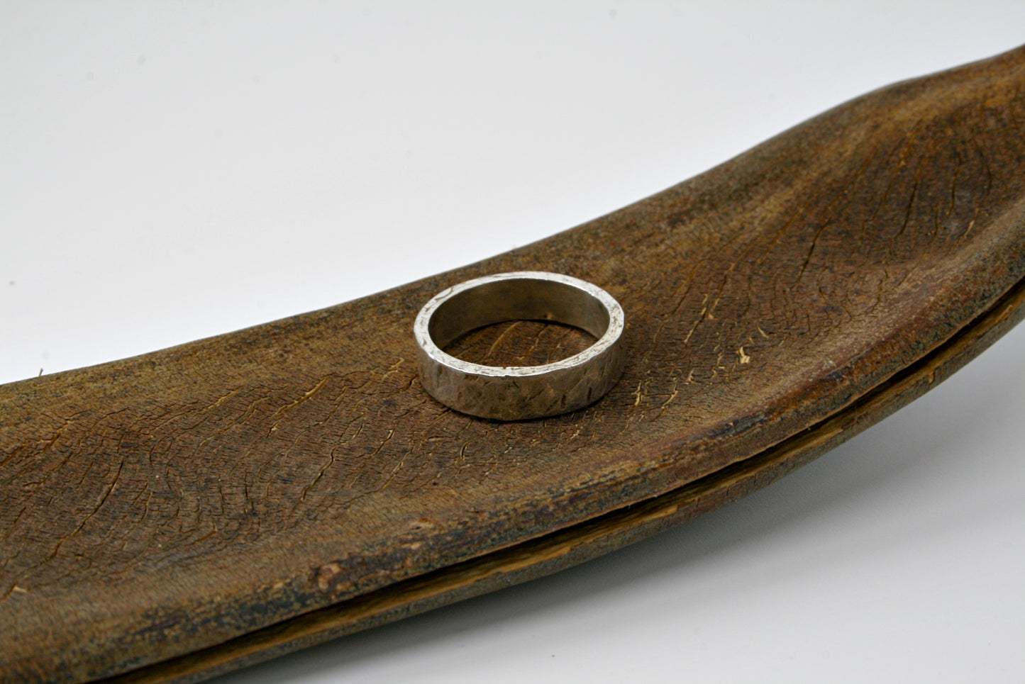 Ring hamered 5mm maat  57